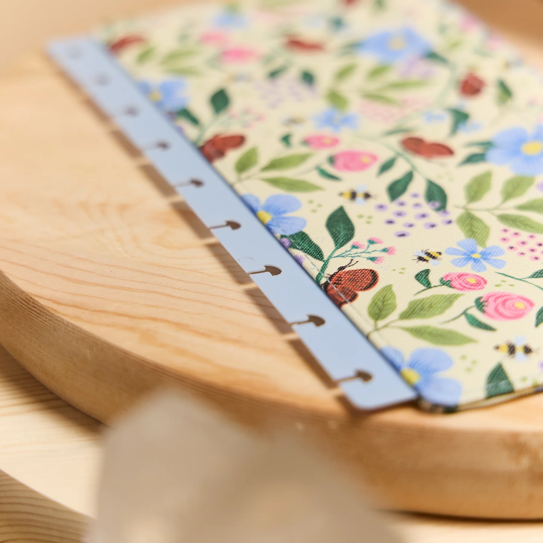 Buzzy Garden - Snap In Classic Card Holder Wallet 12 Buzzy Garden - Snap In Classic Card Holder Wallet